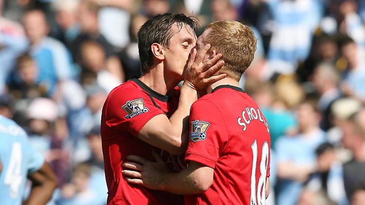 Manchesters Gary Neville bedankt sich bei Siegtorschütze Paul Scholes.
