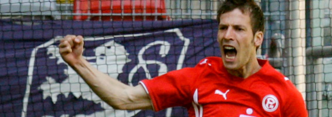 Da hebt er ab: Düsseldorfs Jens Langeneke freut sich über sein Tor zum 1:0.