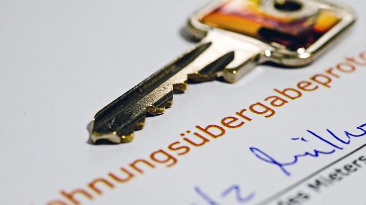 Protokoll zum Schlüssel: Bei der Übergabe sollten Mieter und Vermieter alle Räume gemeinsam inspizieren.