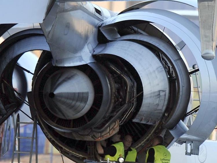Techniker prüfen auf dem Frankfurter Flughafen eine Turbine. In den Turbinen können sich die Aschepartikel des auf Island ausgebrochenen Vulkans sammeln und das Flugzeug gefährden. (Bild: dpa)