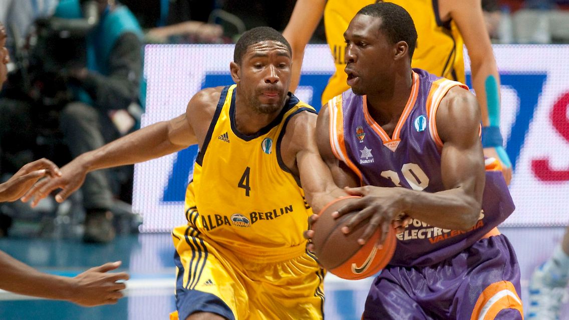 Auch beim Basketball hart umkämpft: der Ball. Hier bemühen sich Albas Derrick Byars und Valencias Florent Petrius um ihn.