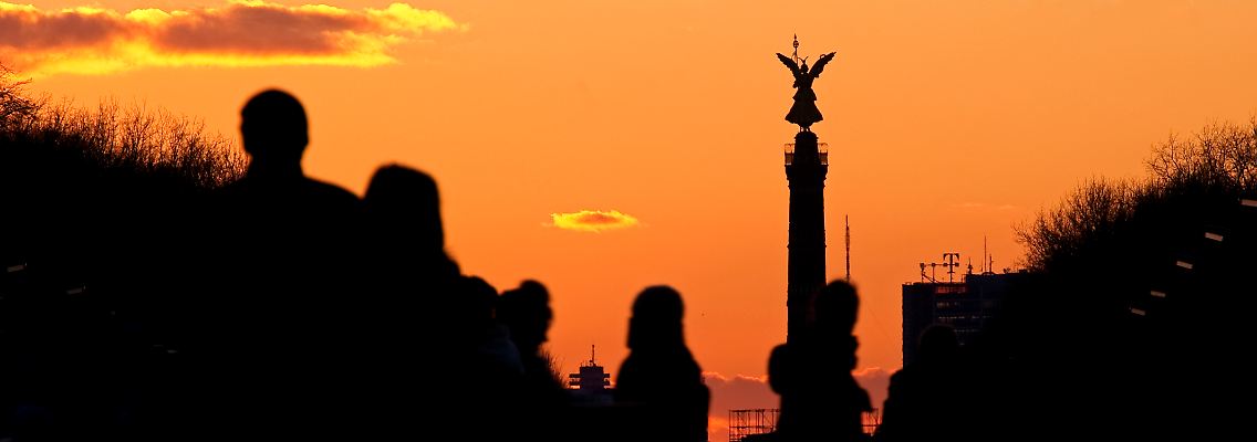 Die 69 Meter hohe Siegessäule wurde im Jahr 1873 auf dem heutigen Reichstagsgelände aufgestellt und 1938 auf den Großen Stern verlegt.