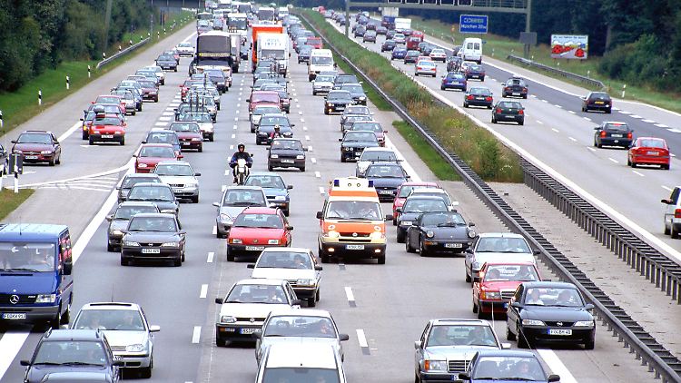 Auch wenn's staut, sollte man sich nicht verleiten lassen, den Standstreifen zur zügigen Ausfahrt zu nutzen.
