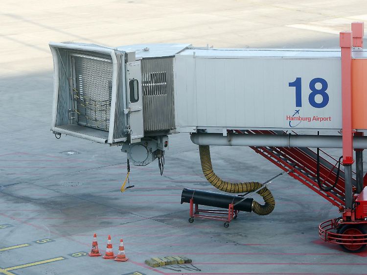 Eine verweiste Fluggastbrücke am Hamburger Flughafen.