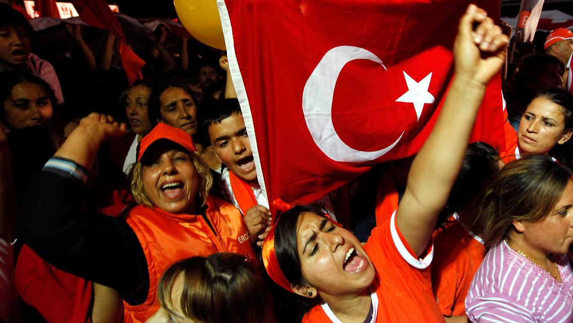Türkische Hardliner feiern ihren Wahlsieg.