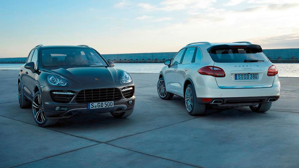 Zwei der fünf Varianten: Der Cayenne Turbo und der Cayenne S Hybrid.