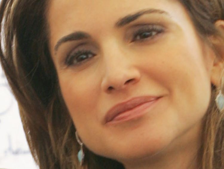 Rania, Königin von Jordanien, hält Schritt mit der Zeit.