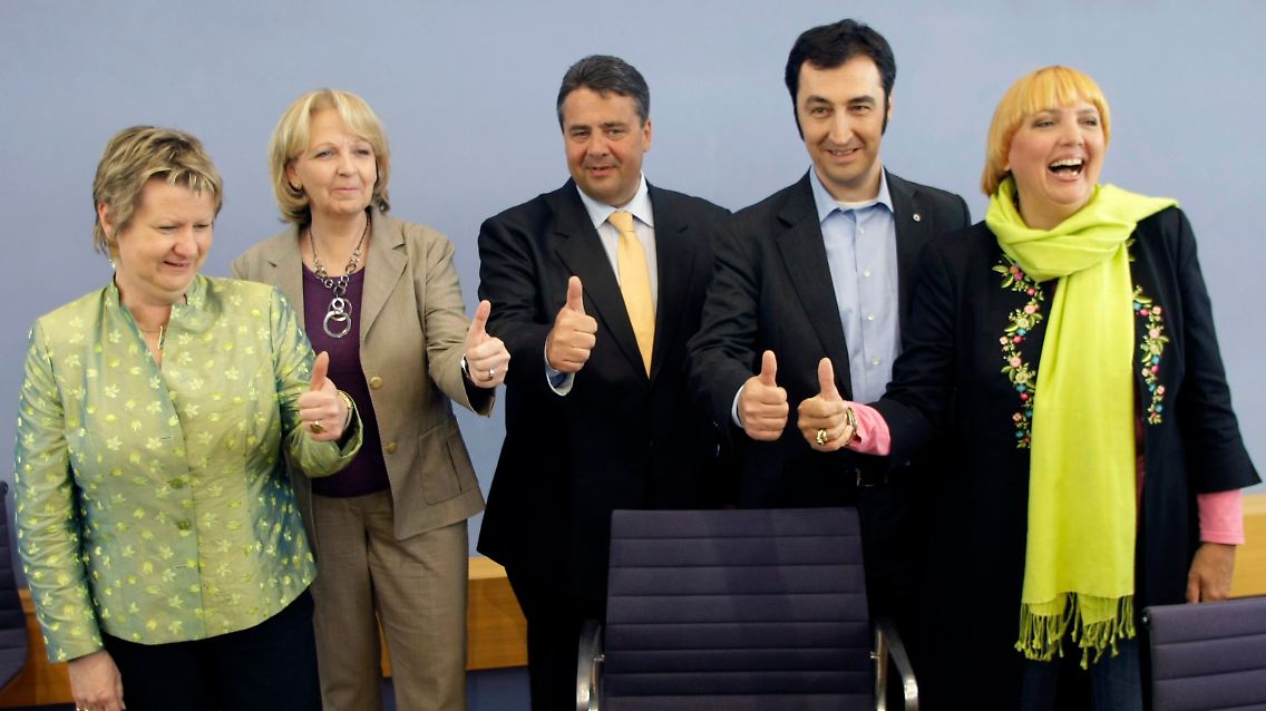 Wahlsieg fast schon in der Tasche? Grünen-Spitzenkandidatin Löhrmann, SPD-Kandidatin Kraft, SPD-Chef Gabriel sowie die Grünen-Chefs Özdemir und Roth (v.l.).