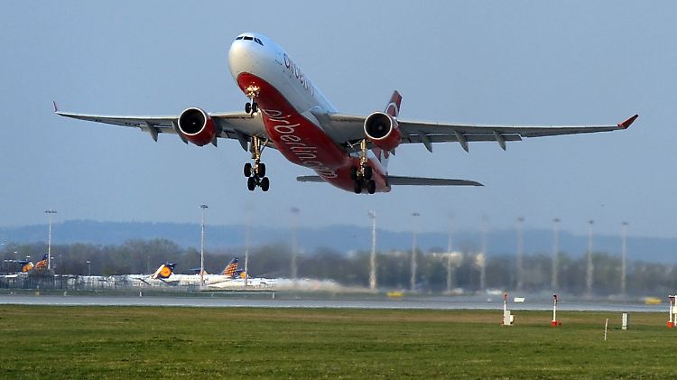 Eine Maschien der Air Berlin startet in München, um Reisende aus Mallorca zurückzuholen.