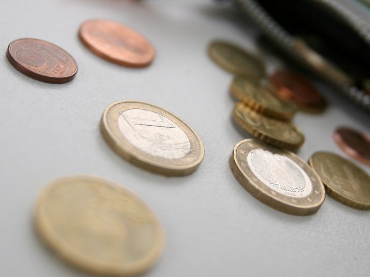 In der Regel reichen die Händler niedrigere Einkaufspreise - mit etwas Verzögerung - an ihre Kunden weiter.
