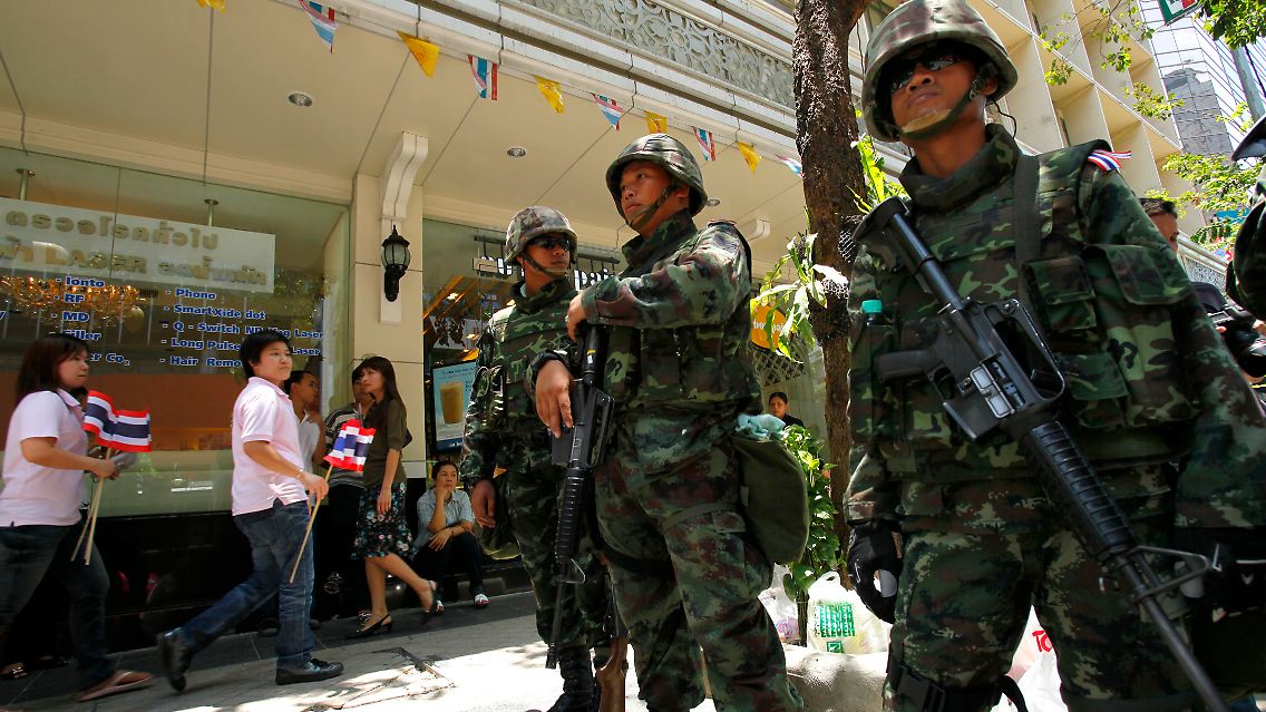 Thailands Polizei will notfalls auch Schusswaffen einsetzen.