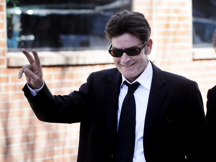 Hier noch mit vollem Haupthaar: Charlie Sheen.
