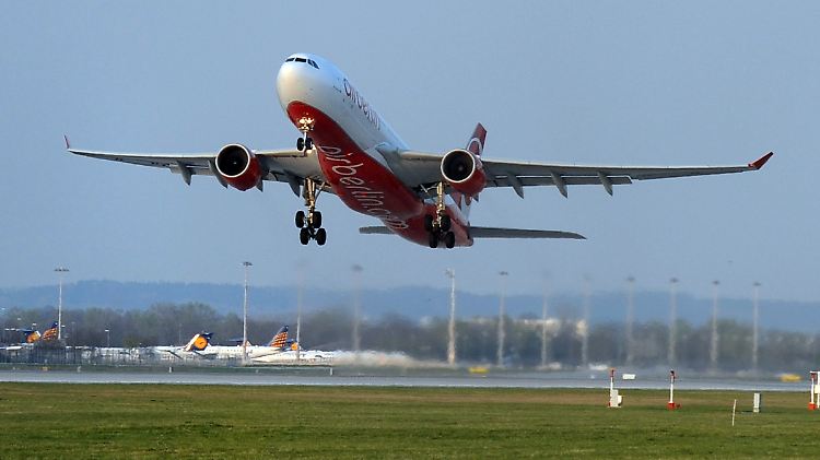 Air Berlin fliegt wieder: "Wir nutzen den Raum bis zu dieser Grenze aus, um zu starten oder zu landen und im kontrollierten Sichtflug zu fliegen."