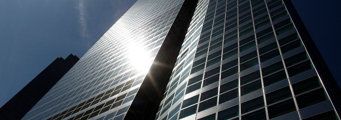 Matt glänzende Fassade: Über dem neuen Hauptquartier der US-Bank braut sich einiges zusammen.