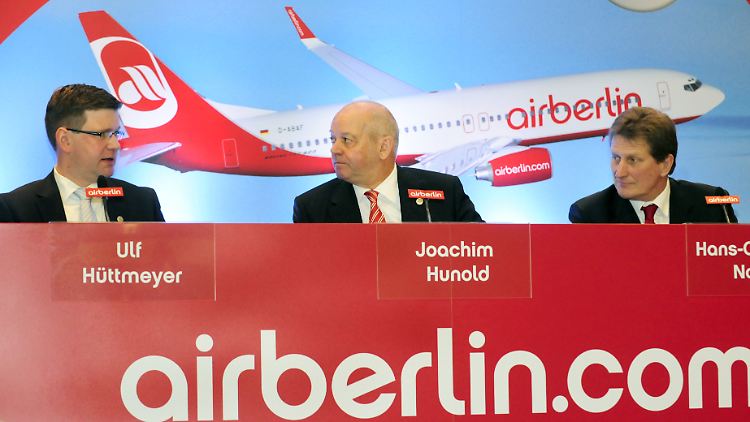 Finanzvorstand Ulf Hüttmeyer, Air-Berlin-Chef Joachim Hunold und Pressesprecher Hans-Christoph Noack (von links nach rechts).
