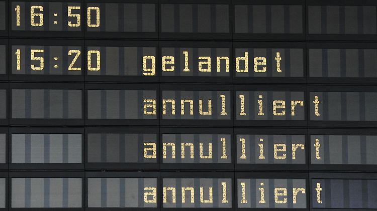 Trotz einer generellen Sperrung des deutschen Luftraums fliegen einige Luftfahrtgesellschaften ihre Passagiere zurück in die Heimat.