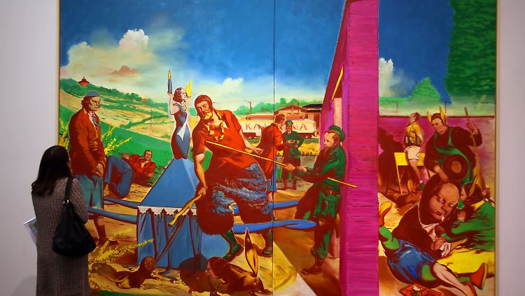 Eine Frau betrachtet das Bild "Die Kontrolle" von Neo Rauch.