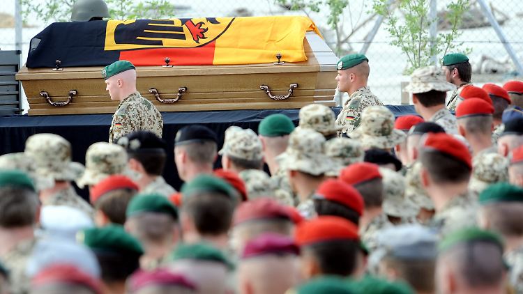 Im Feldlager in Masar-i-Scharif  hatten Bundeswehrsoldaten ihren Kameraden bereits die letzte Ehre erwiesen.