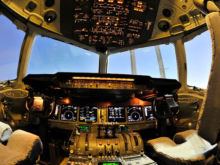 Blick in ein Jet-Cockpit: Beim Sichtflug zählen eher Augen und Orientierungssinn des Piloten.