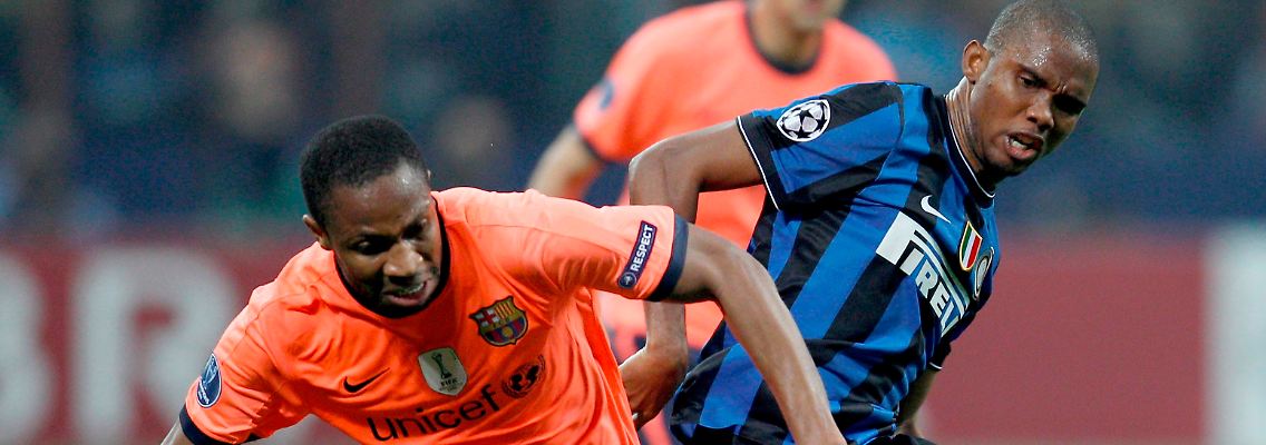 Kampf um den Ball: Mailands Samuel Eto'o und Seydou Keita, links.