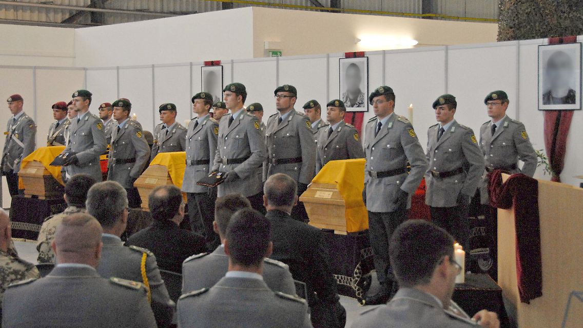 Särge mit drei in Afghanistan gefallenen Soldaten aus Ostdeutschland 2009 auf dem Flughafen in Leipzig.