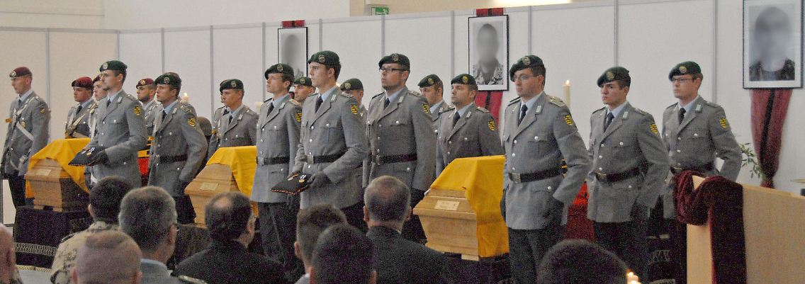 Särge mit drei in Afghanistan gefallenen Soldaten aus Ostdeutschland 2009 auf dem Flughafen in Leipzig.
