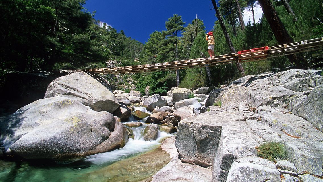 Auf dem GR 20 stoßen Wanderer immer wieder auf Flüsse mit klarem Quell- und Schmelzwasser.