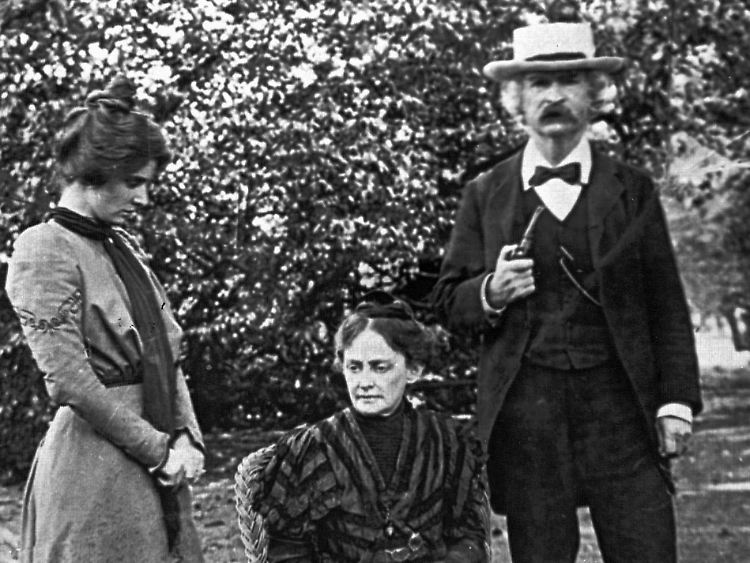 Twain mit Livy und Tochter Clara 1900 in London.