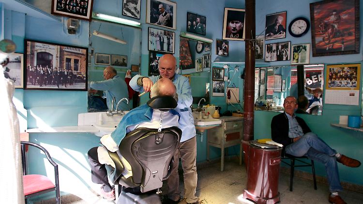 Eien traditionelle Rasur in der Türkei ist ein nettes Reiseerlebnis, aber nicht ganz ohne Risiko. (Barbier im Zentrum von Istanbul)