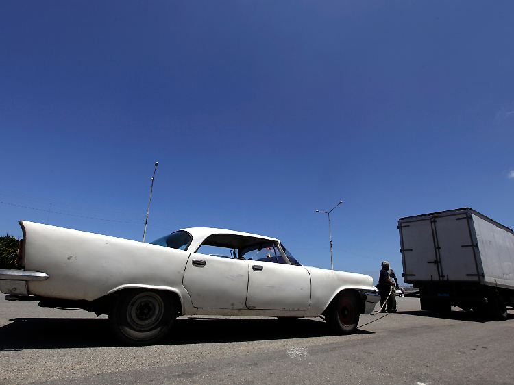 Refugium US-amerikanischer Autolegenden: Dieser 1958er Chrysler rollt durch Havanna - am Schleppseils eines Lkws.