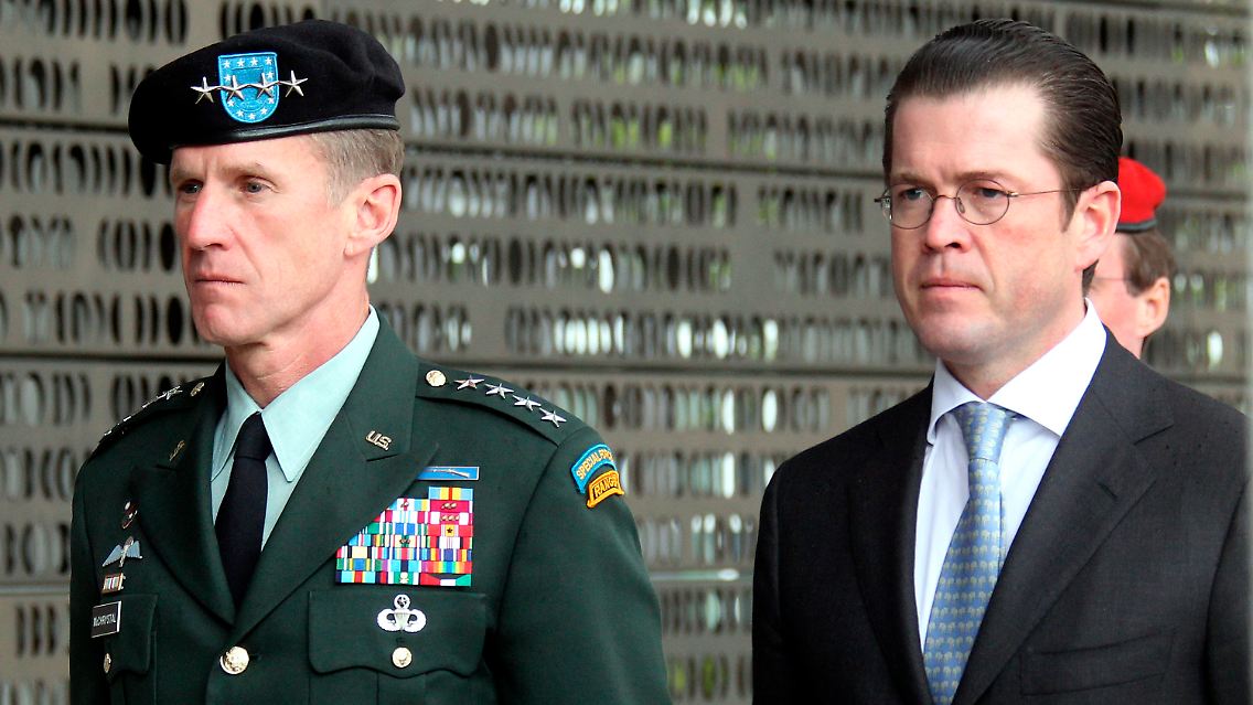 Verteidigungsminister Karl-Theodor zu Guttenberg und der Befehlshaber der Internationalen Schutztruppe ISAF, US-General Stanley McChrystal, legen am Ehrenmal der Bundeswehr in Berlin einen Kranz nieder.