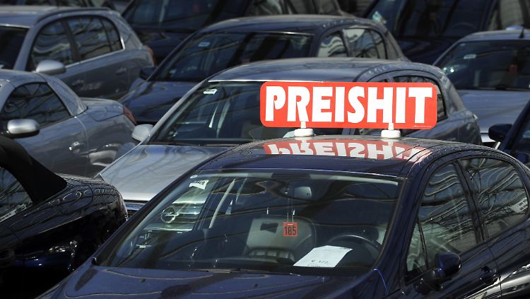 Viele Händler bleiben auf ihren Autos sitzen.