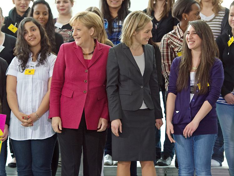 Kanzlerin Merkel und Familienministerin Schröder inmitten vieler Schülerinnen der Klassenstufe neun im Kanzleramt.