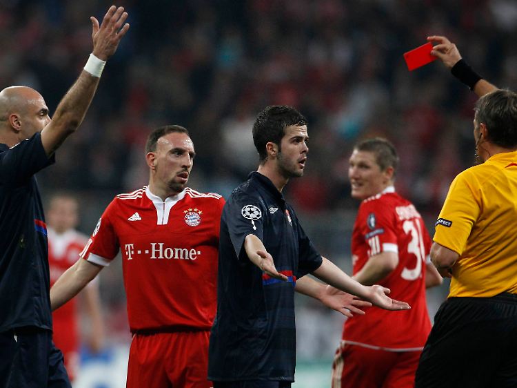 Franck Ribery kämpfte nach Ansicht des nicht souveränen Schiedsrichters Roberto Rosetti einmal zu hart und flog vom Platz.
