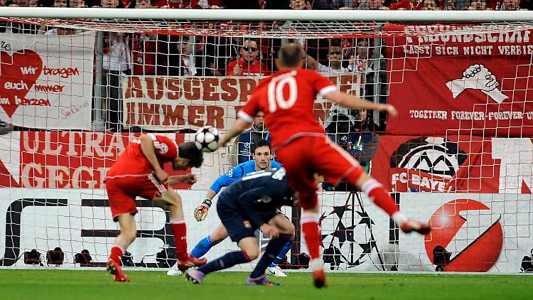 Robben schießt, Müller fälscht leicht ab, 1:0 Bayern.