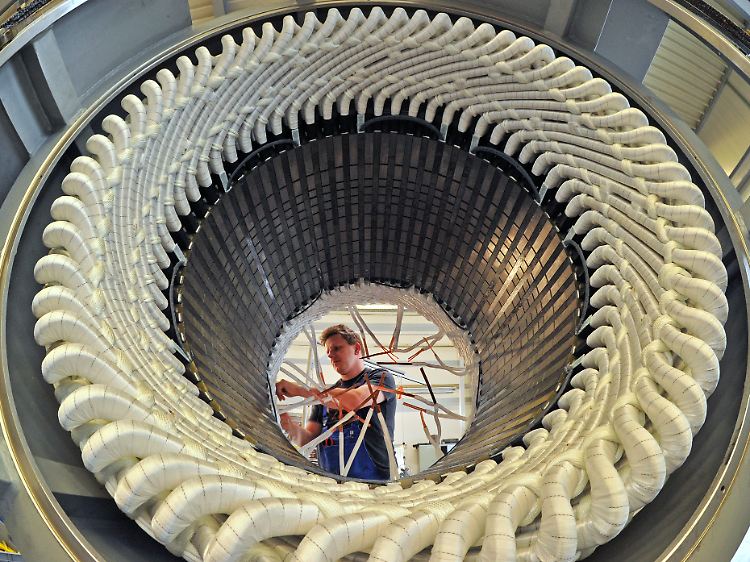 Ein Mitarbeiter des Elektromotorenbauers Partzsch. Das traditionsreiche Unternehmen exportiert in die ganze Welt.