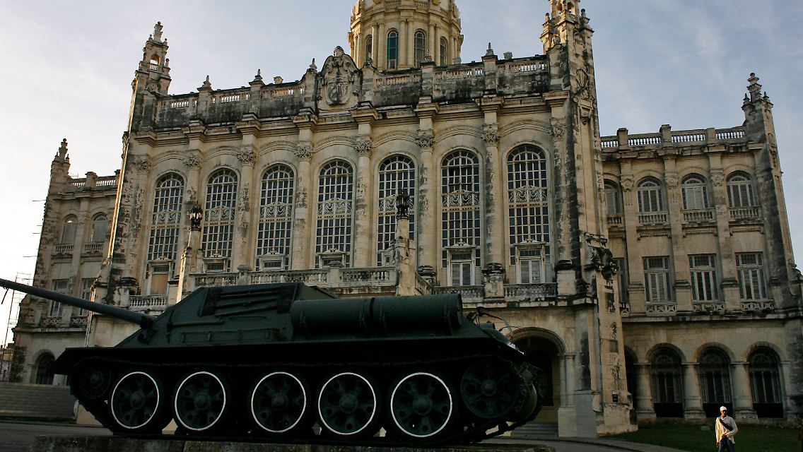 Sowjetischer Panzer vor dem Revolutionsmuseum.