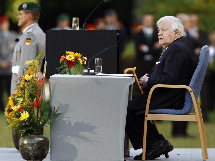 Helmut Schmidt (SPD) spricht am 20. Juli 2008 vor dem Reichstag zu Rekruten der Bundeswehr.