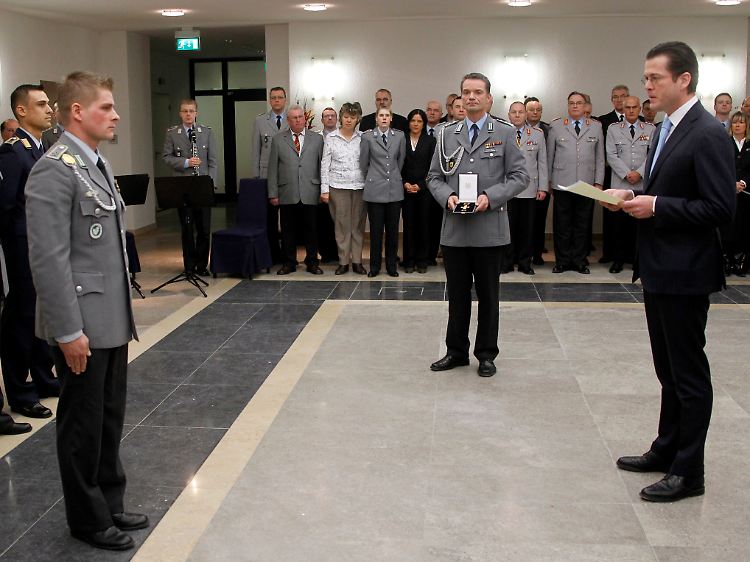 Hauptfeldwebel Daniel Seibert (l.) erhielt für seinen Einsatz das Ehrenkreuz der Bundeswehr für Tapferkeit.
