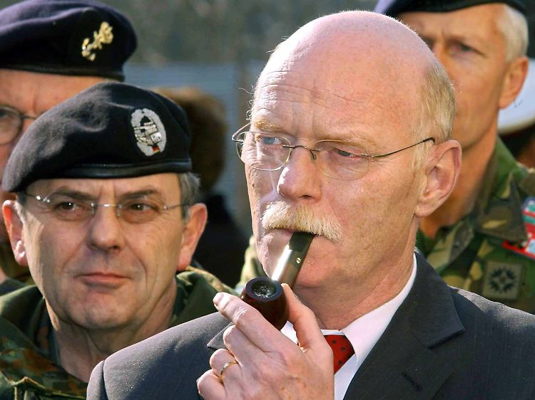 Der damalige Bundesverteidigungsminister Peter Struck Anfang 2003 bei einem Besuch in Kabul.