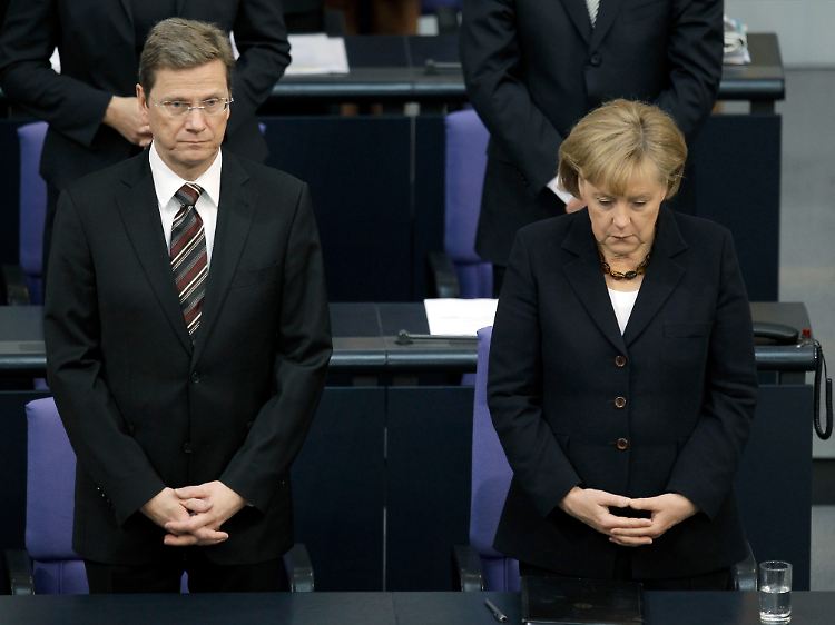 Die Sitzung des Bundestags begann mit zwei Schweigeminuten: für die Toten des Absturzes der polnischen Präsidentenmaschine sowie für die sieben getöteten Bundeswehrsoldaten.