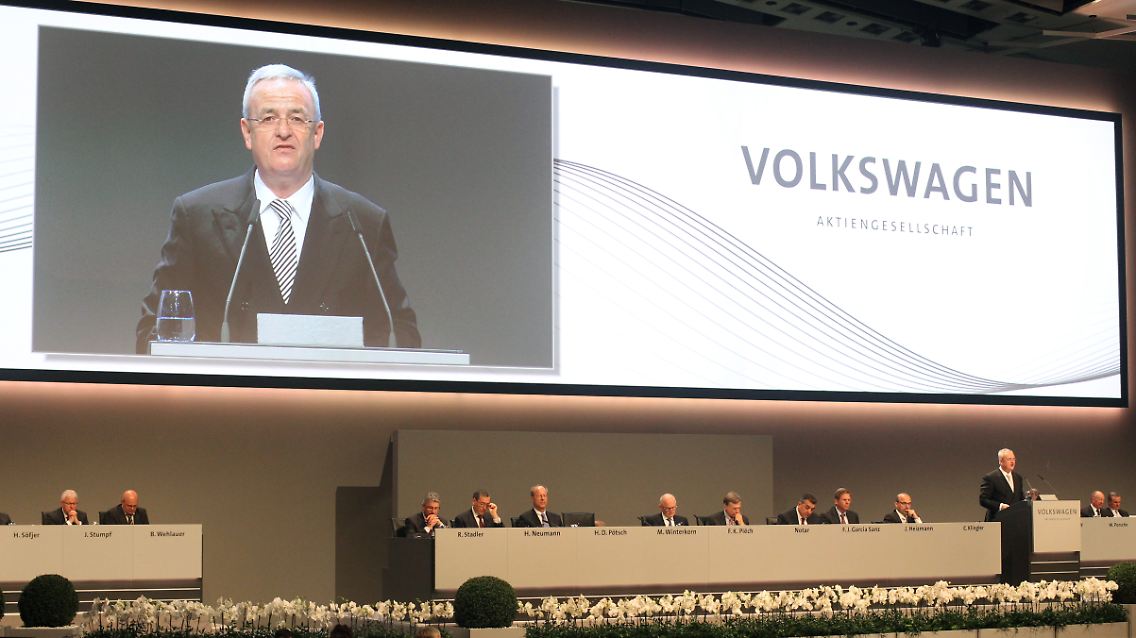 Vorstandschef Martin Winterkorn spricht auf der Hauptversammlung in Hamburg zu den Akionären.