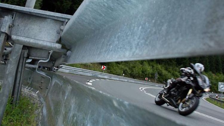 Motorradfahrer leben gefährlich - gerade beim Überholen.