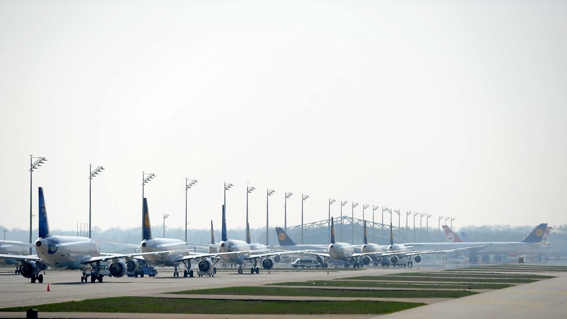 Das tagelange Flugverbot wegen des Vulkanausbruchs in Island kommt noch erschwerend hinzu.