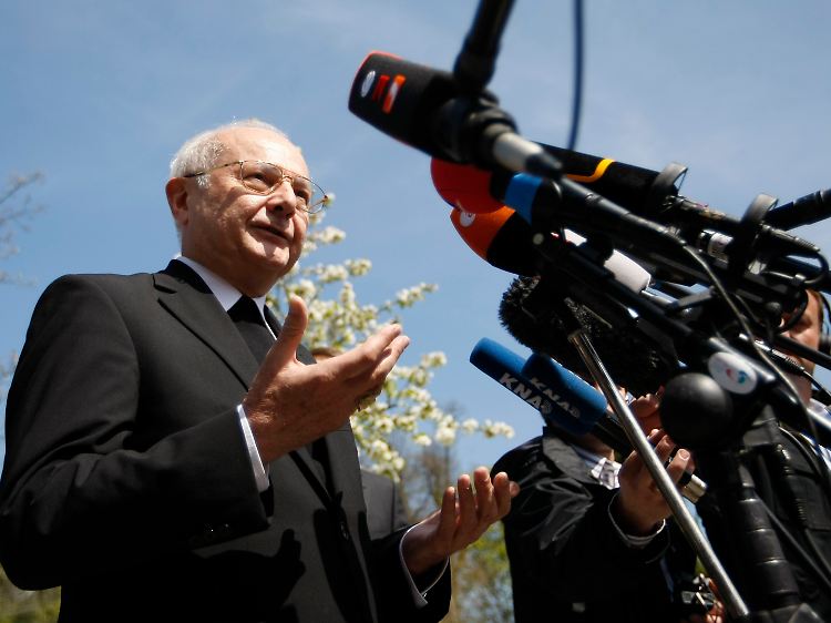 Der Vorsitzende der Bischofskonferenz, Erzbischof Robert Zollitsch, hatte Mixa den Rücktritt nahegelegt.