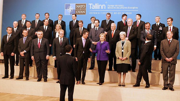 Das "Familienfoto" nach dem Treffen der NATO-Außenminister.