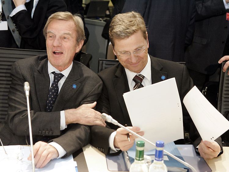 Frankreichs Außenminister Kouchner (L) und Bundesaußenminister Westerwelle in Tallinn.