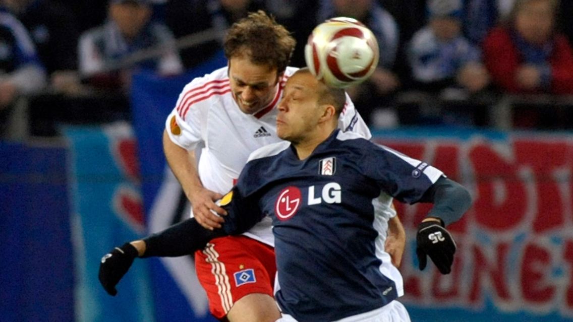 Joris Mathijsen trennt Bobby Zamora bei einem der wenigen Fulham-Angriffe vom Ball.