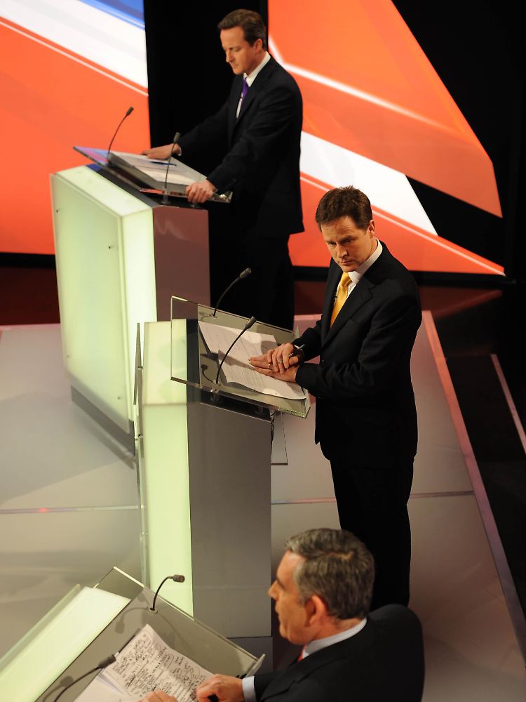 Die Herausforderer Cameron (oben) und Clegg (Mitte) lauschen den Ausführungen von Premierminister Brown.