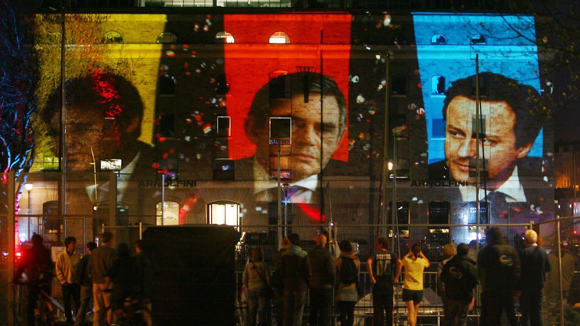 Clegg, Brown und Cameron (von links) als Projektionen auf dem Studiogebäude, in dem die Debatte augezeichnet wurde.